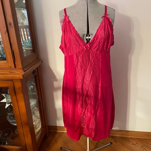 Delta Burke Other - Delta Burke Vibrant Red Lace Chemise bow detail